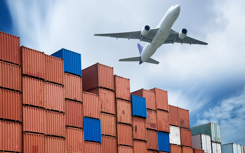 Infographic on international shipping services to Russia.